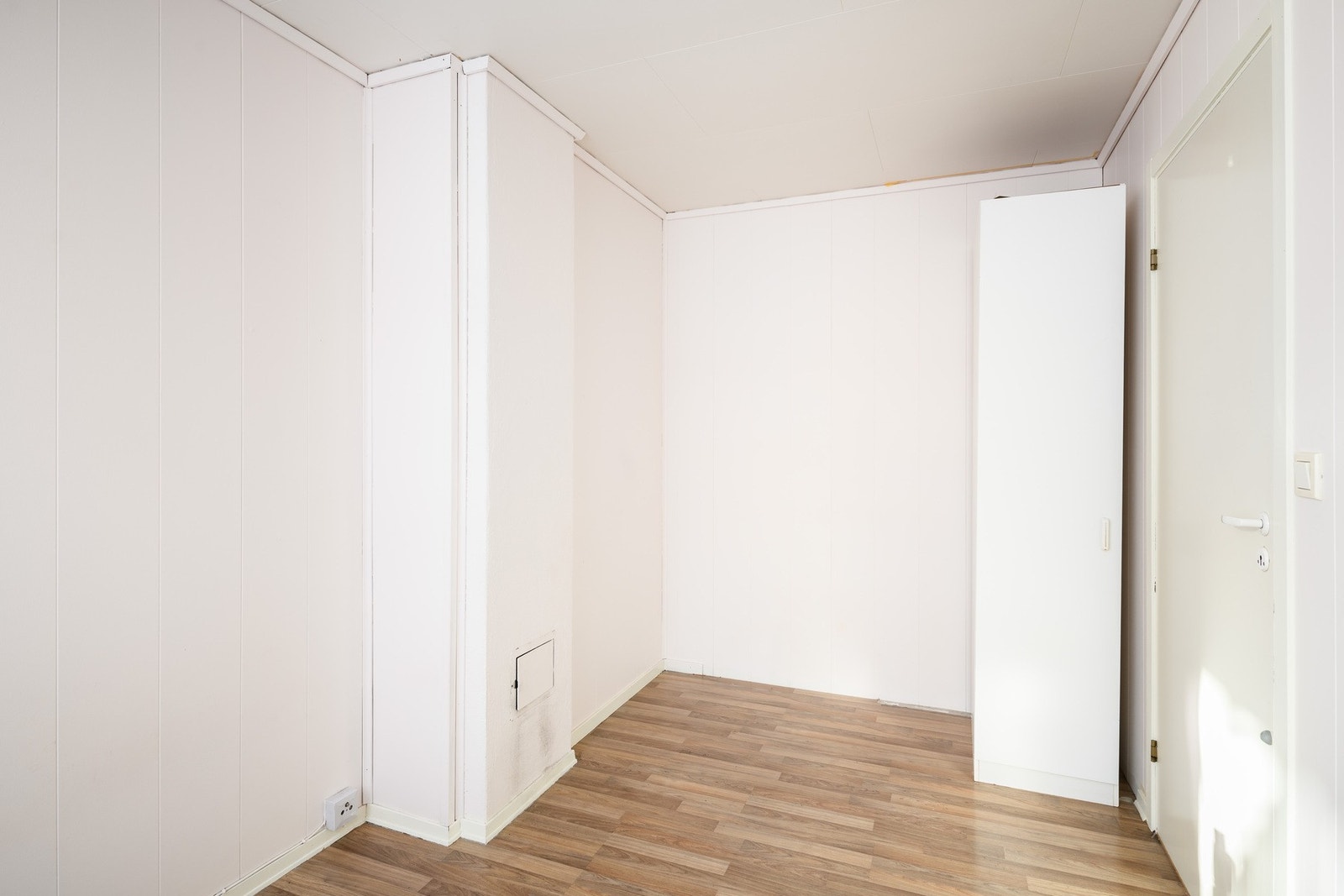 Soverommene er holdt i en stilren kombinasjon med hvitmalte vegger mot gylne laminatgulv. Galleribilde