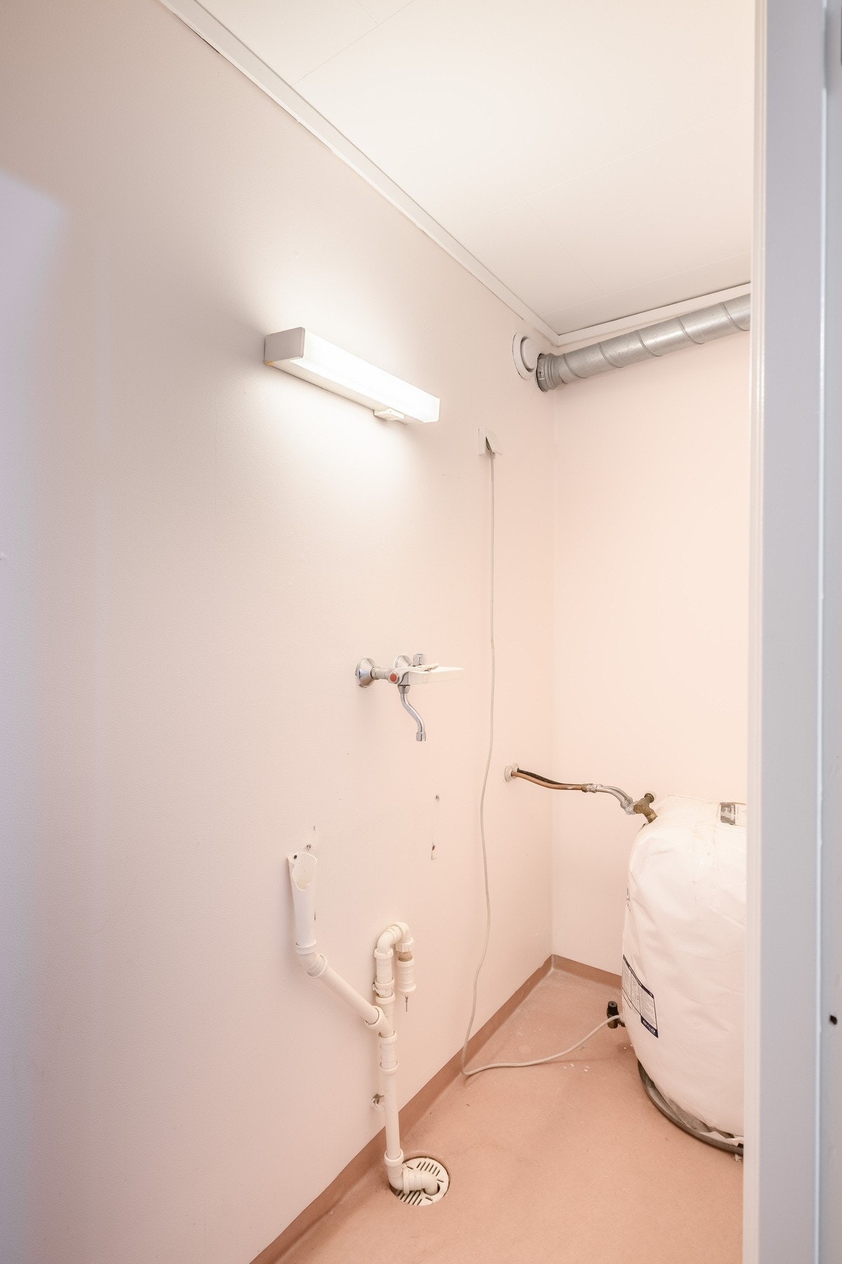 Vaskerommet ligger vegg-i-vegg med badet, og har adkomst fra det innredede rommet. Galleribilde