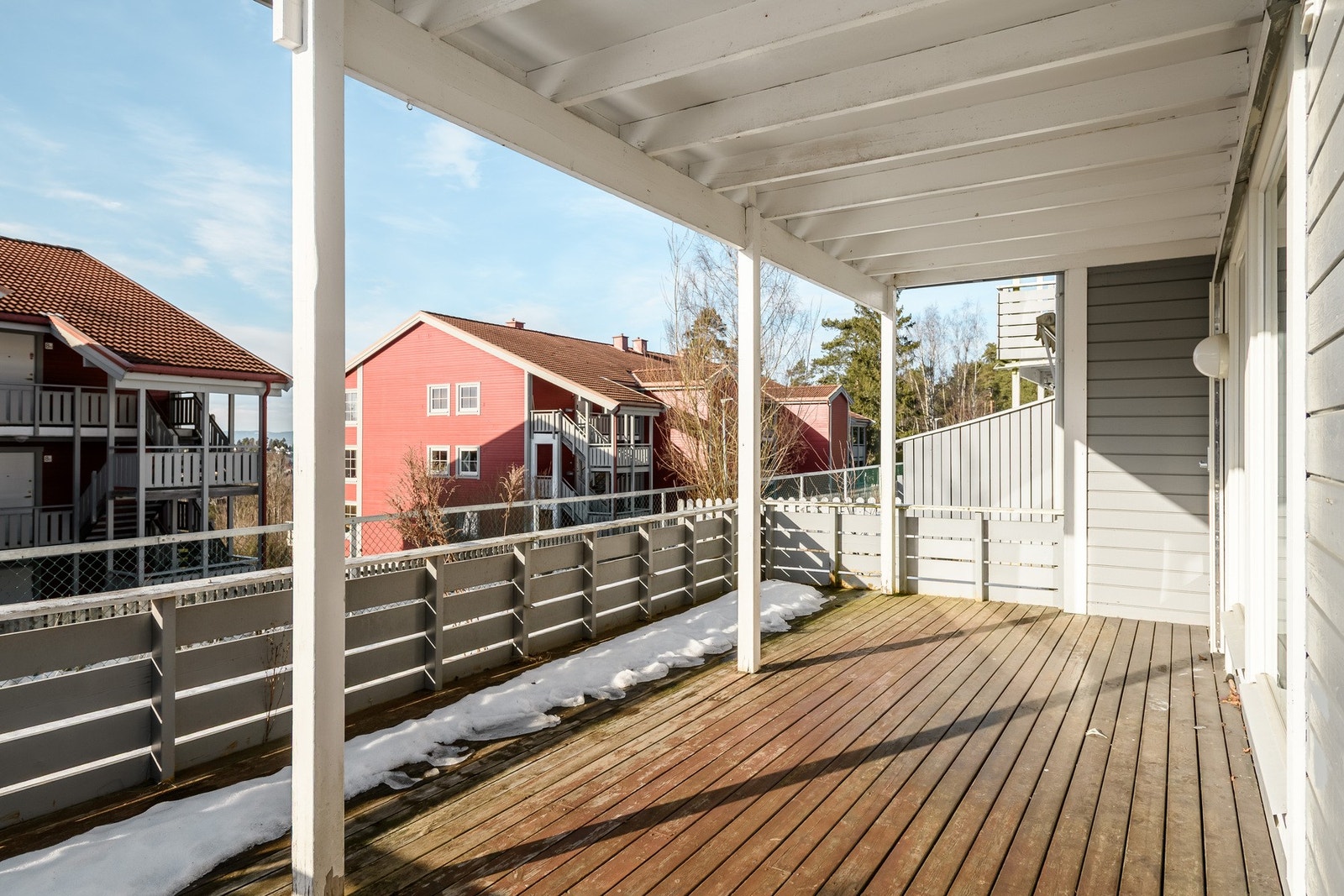 Her er det utmerket plass til grill og ønsket utemøblement. Galleribilde