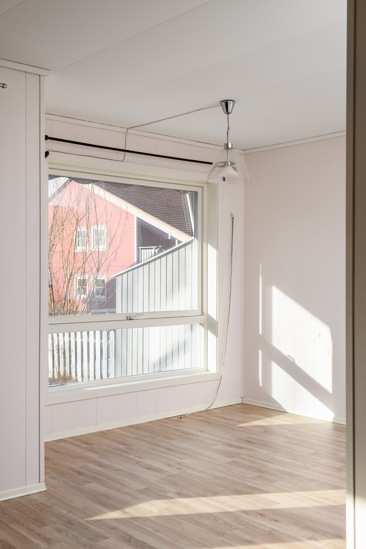 Ved kjøkkenet er det en perfekt plass til å møblere med en spisestue for hele familien Galleribilde