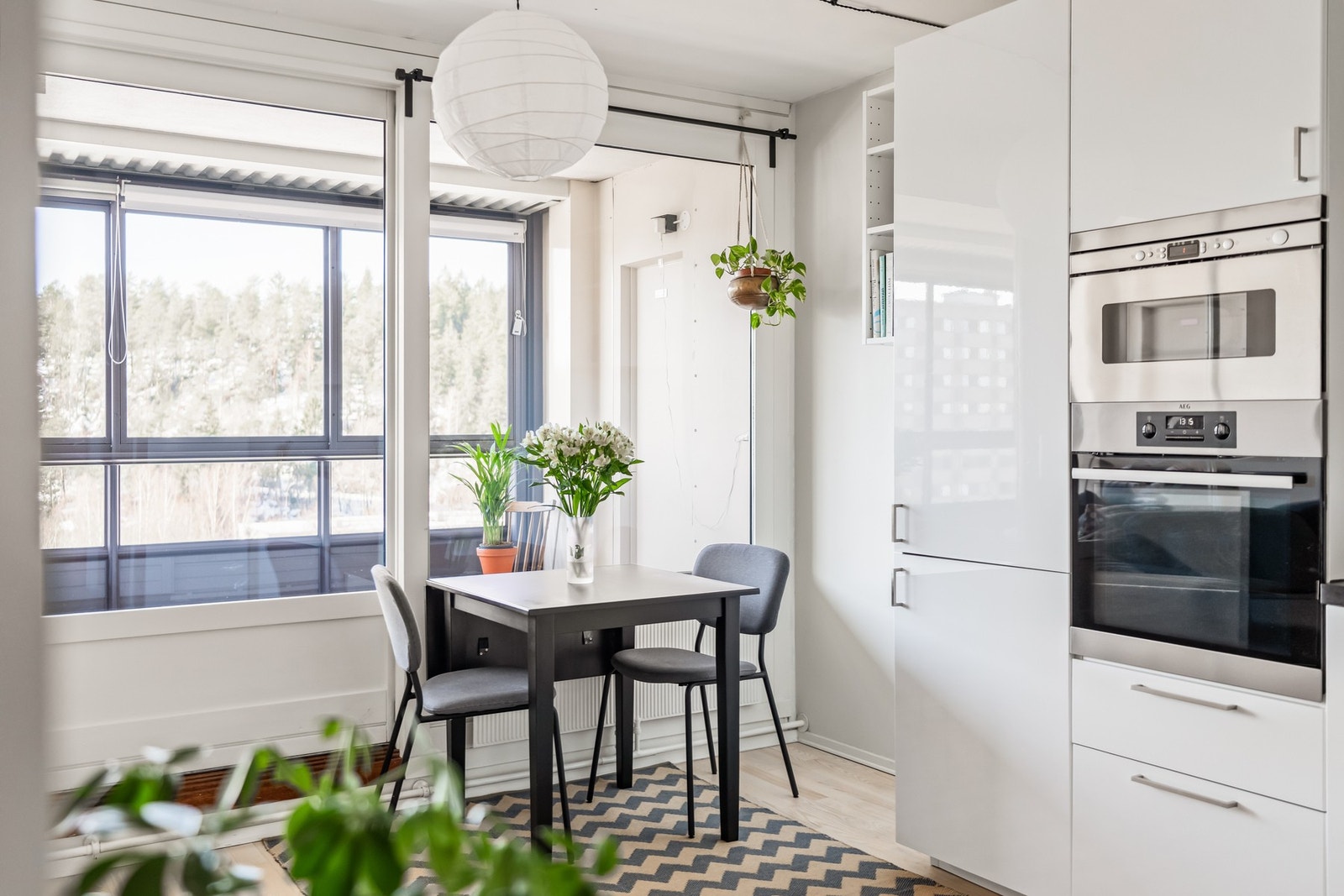 I tilknytning til kjøkkenet er det plass for en hyggelig spisegruppe Galleribilde