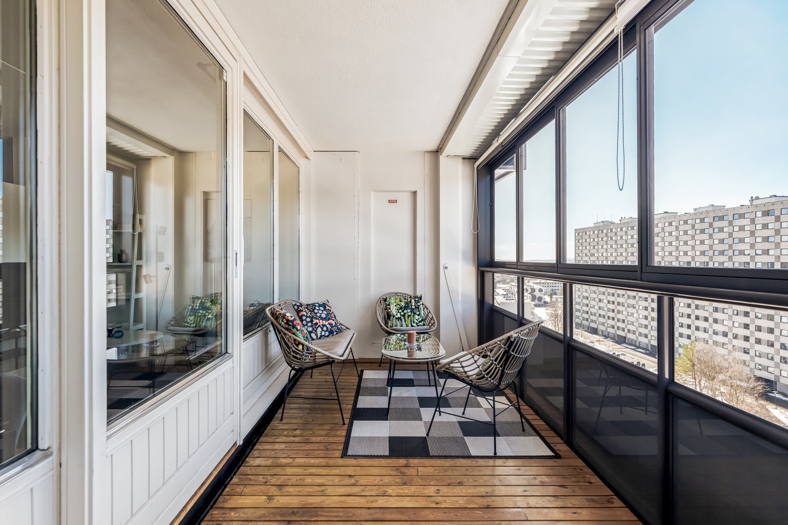 Fra stuen kommer du ut til en vestvendt innglasset balkong med særdeles god utsikt Galleribilde