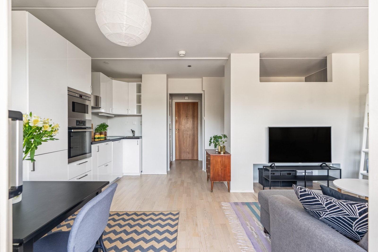 Kjøkkenet er laget i plassbesparende åpen løsning Galleribilde