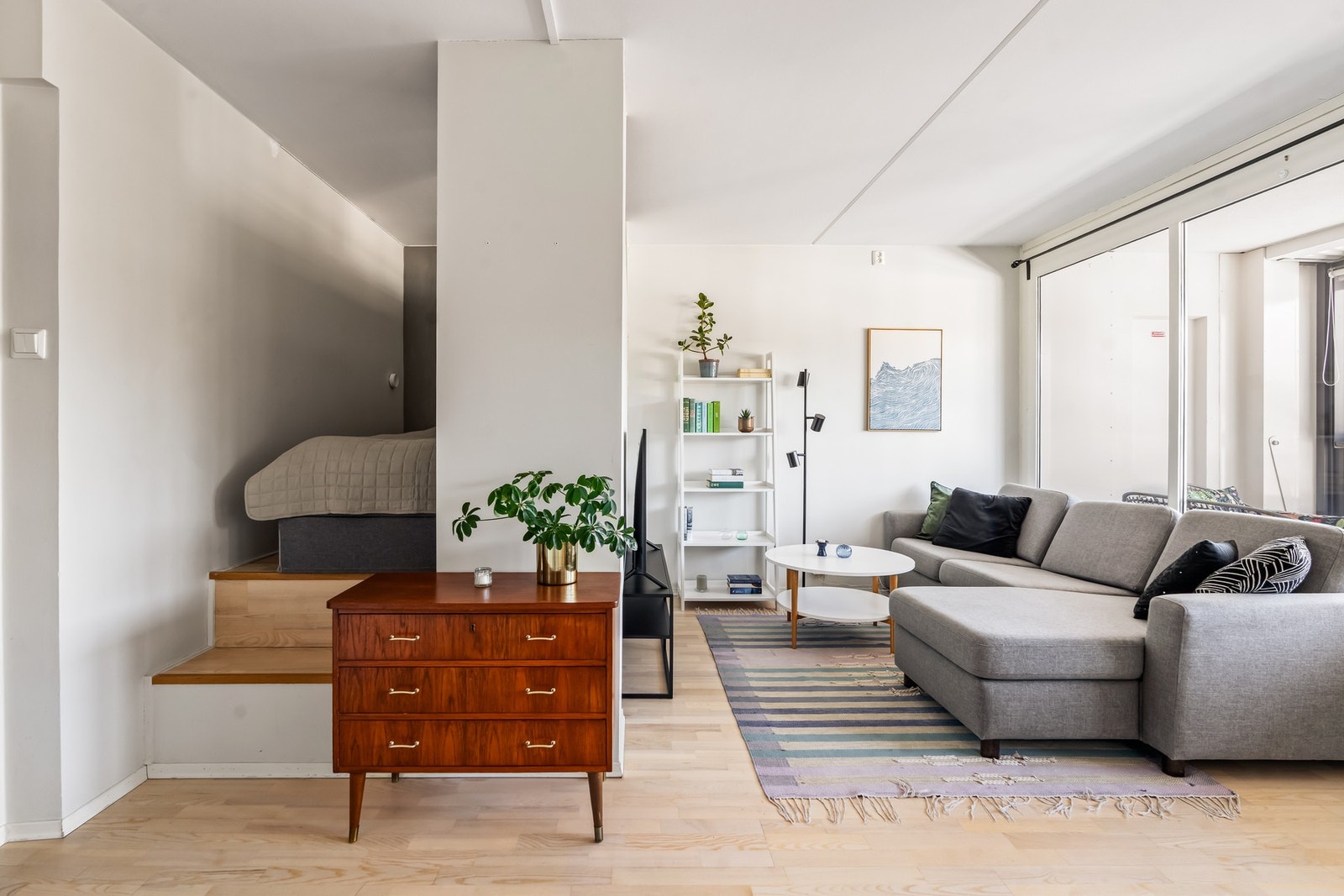 Alkoven er laget i en praktisk løsning, med lagringsplass under plattformen Galleribilde