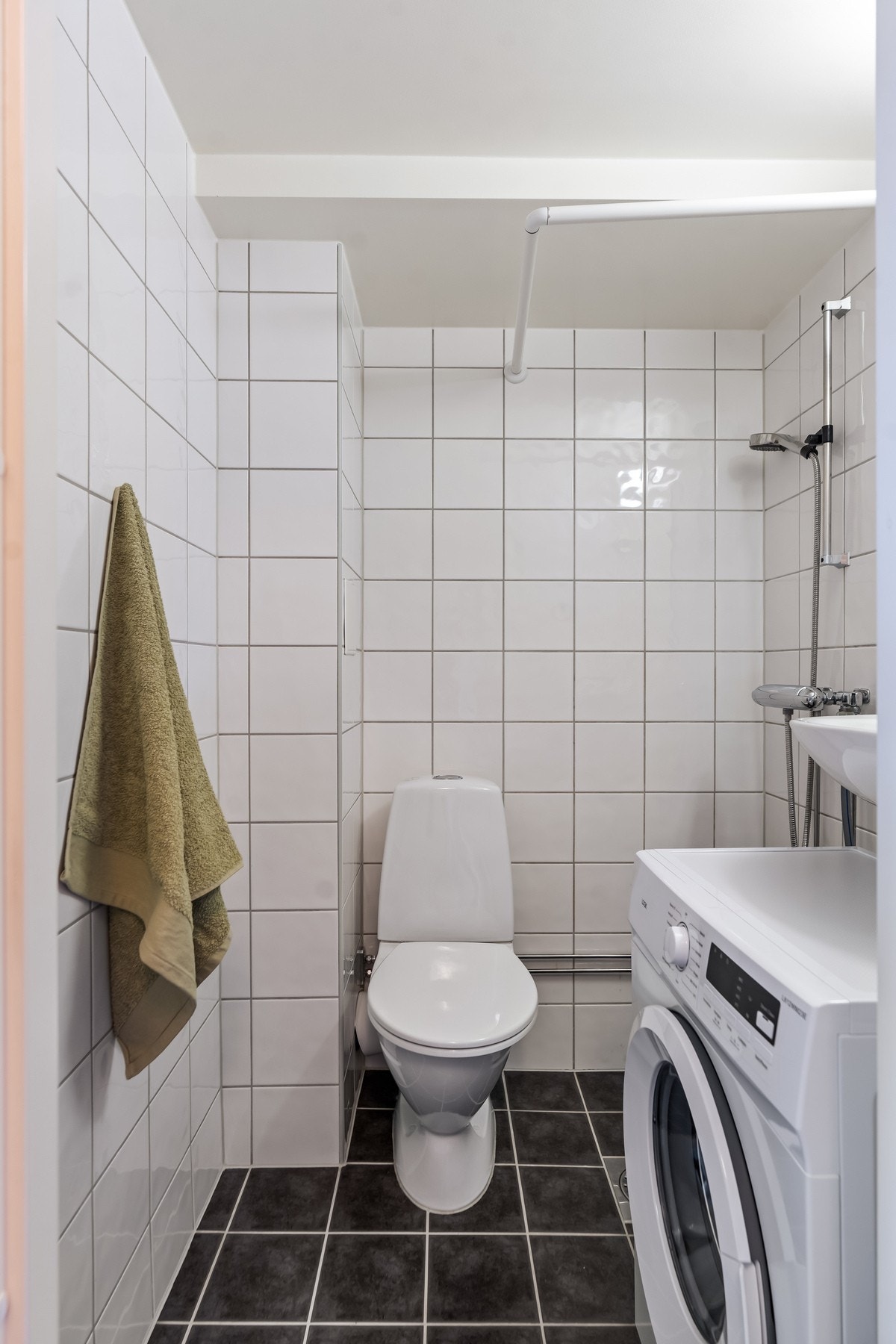 Flislagt bad med varmekabler fra 2012, rehabilitert i regi av borettslaget Galleribilde