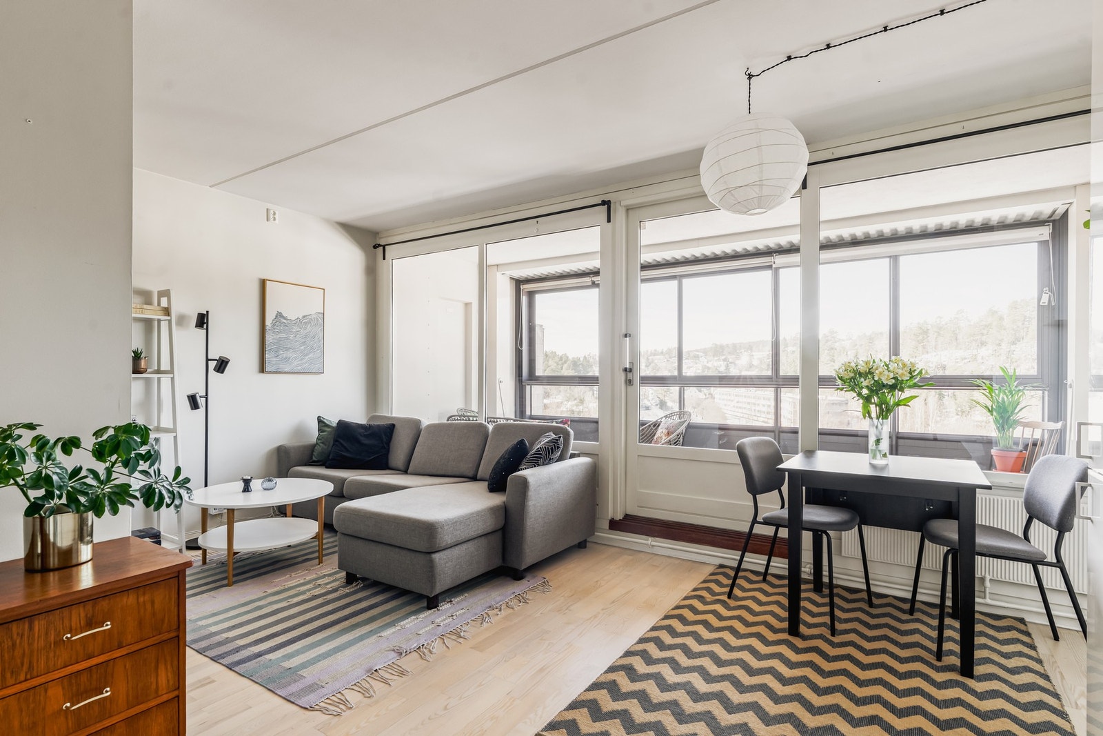 Leiligheten oppleves som lys og romslig med store vindusflater som slipper inn rikelig med lys Galleribilde