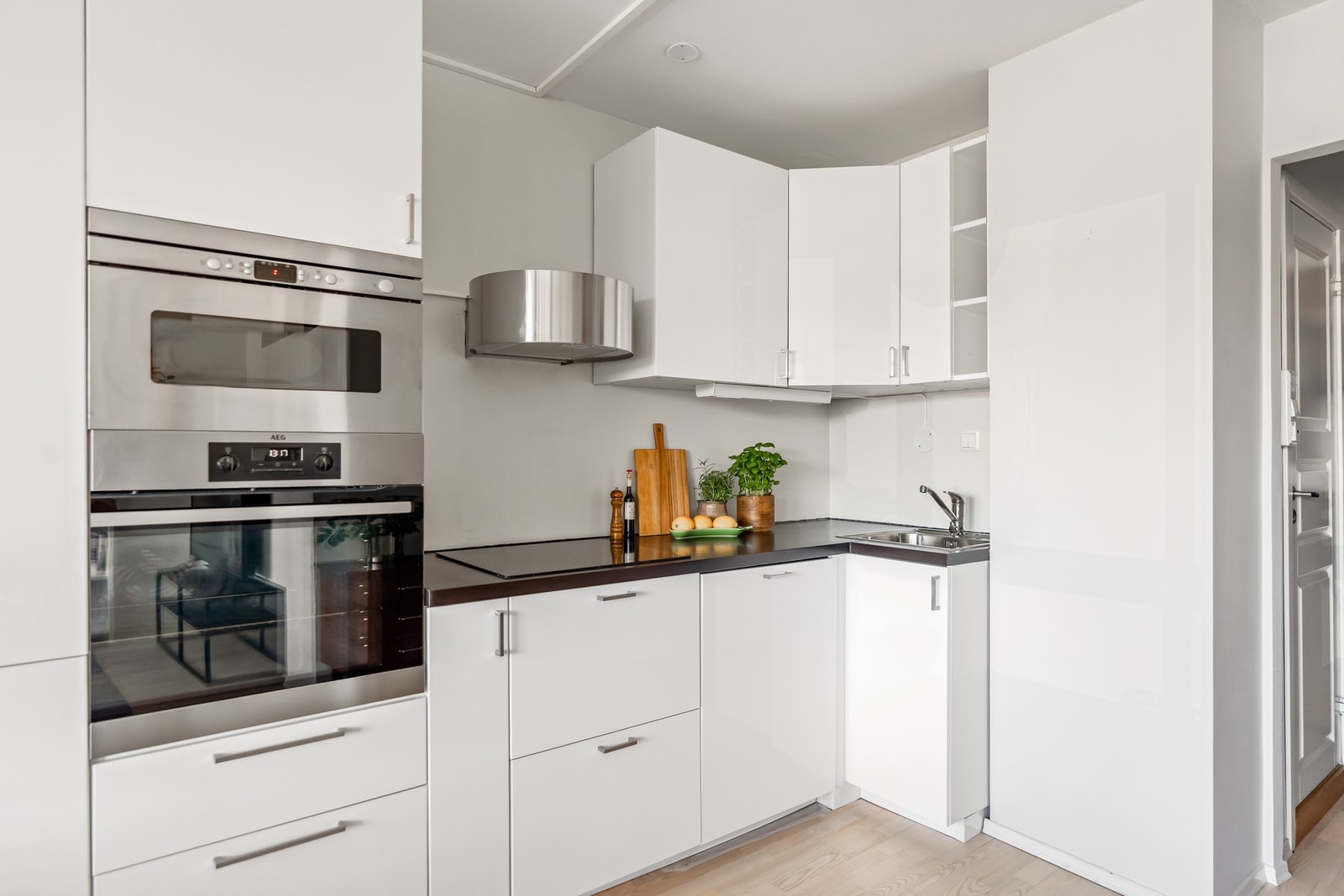 Av hvitevarer finner du nedfelt platetopp, ventilator, oppvaskmaskin og komfyr og mikrobølgeovn i praktisk høyde Galleribilde