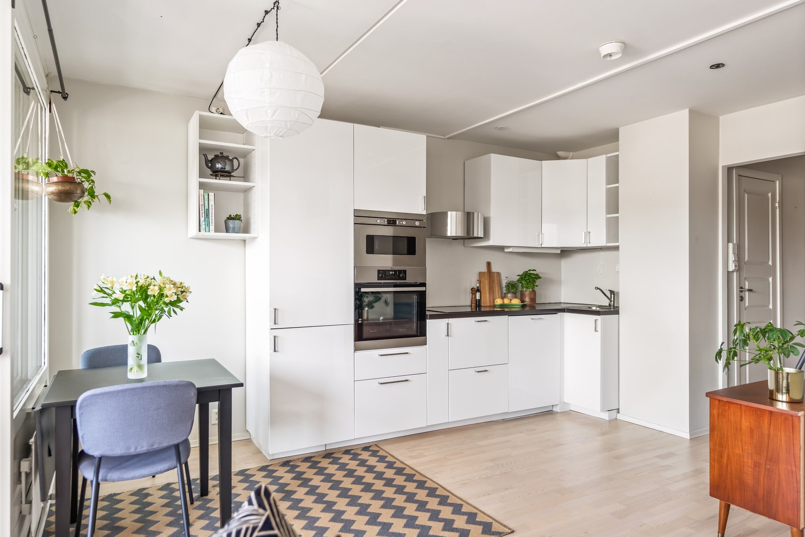 Kjøkkenet fremstår som pent, og byr på god skap- og benkeplass Galleribilde