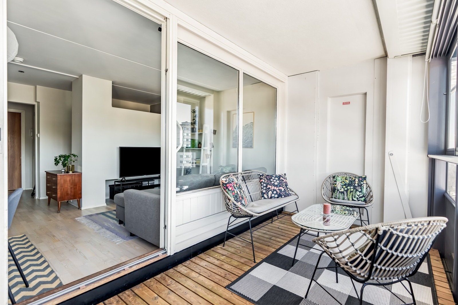 Balkongen er på 10m2 og har god plass til møblering av sittegruppe og elektrisk grill Galleribilde