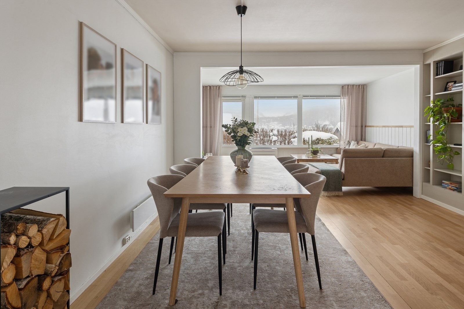 Romslig plass til spisegruppe og mange gjester. Galleribilde