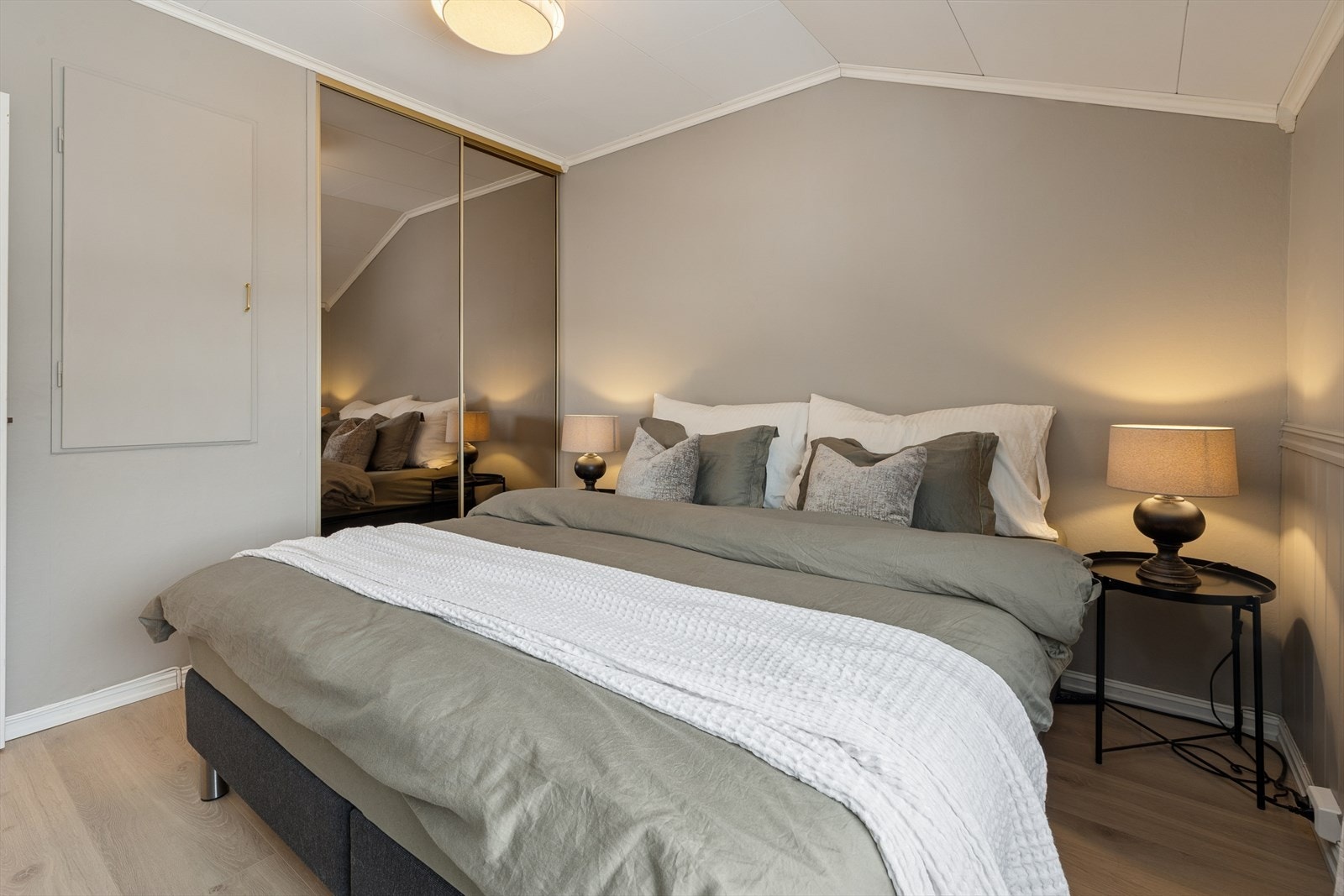 Soverom 2 med skyvedørsgarderobe og lune farger. Galleribilde