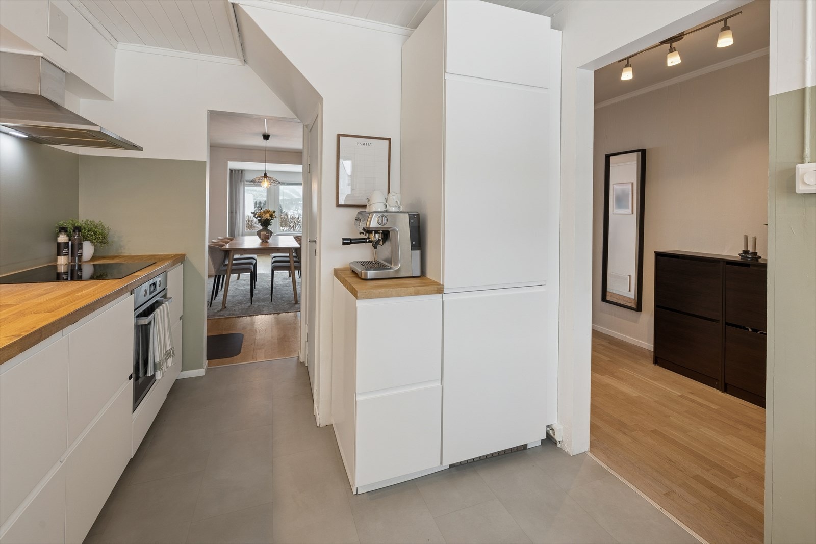 Nyt en varm kaffe hver morgen. Galleribilde