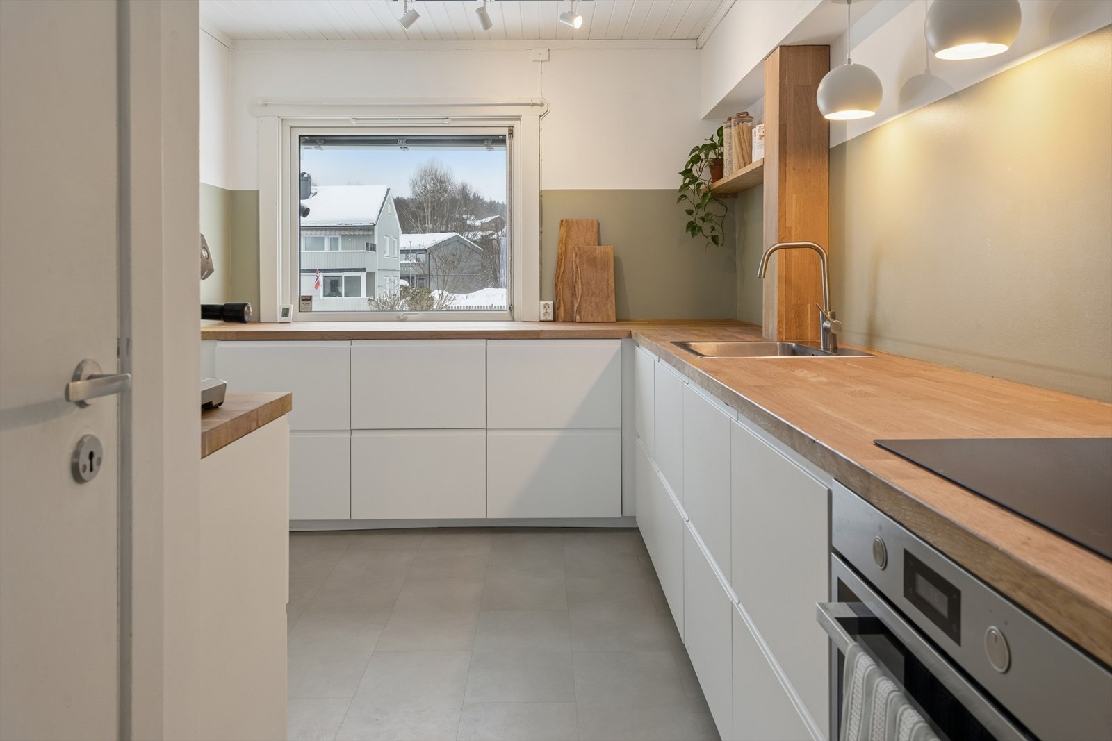 Fint og tidløst kjøkken med mye skap- og benkeplass. Har har du god plass til matlaging. Galleribilde