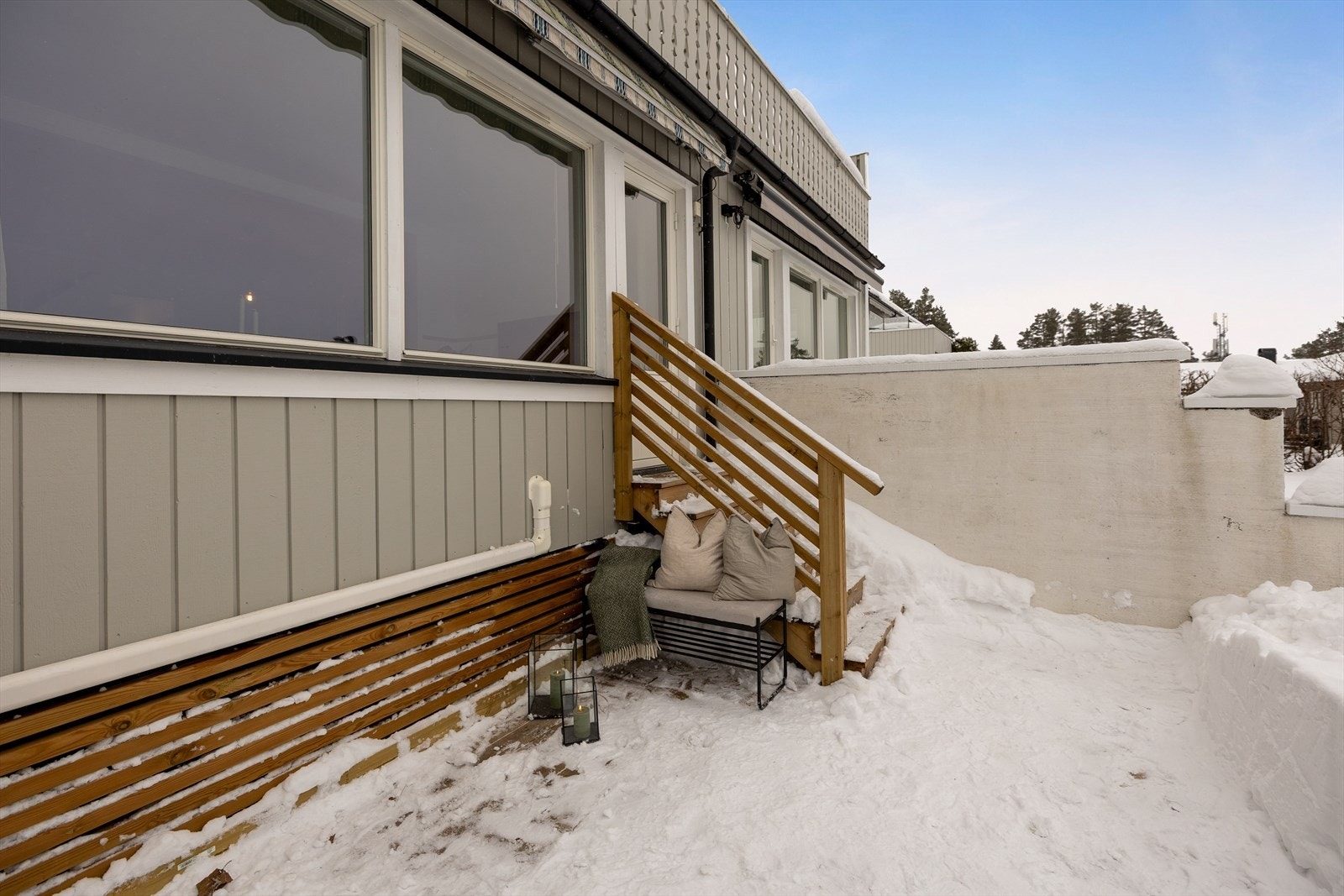 Videre ut fra stuen er det en flott og nyere platting, som leder videre ut til en koselig hage. Markise over platting. Galleribilde