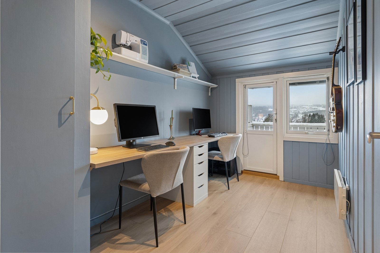 Soverom 3 som i dag benyttes som kontor. Her har du direkte utgang til stor balkong. Galleribilde