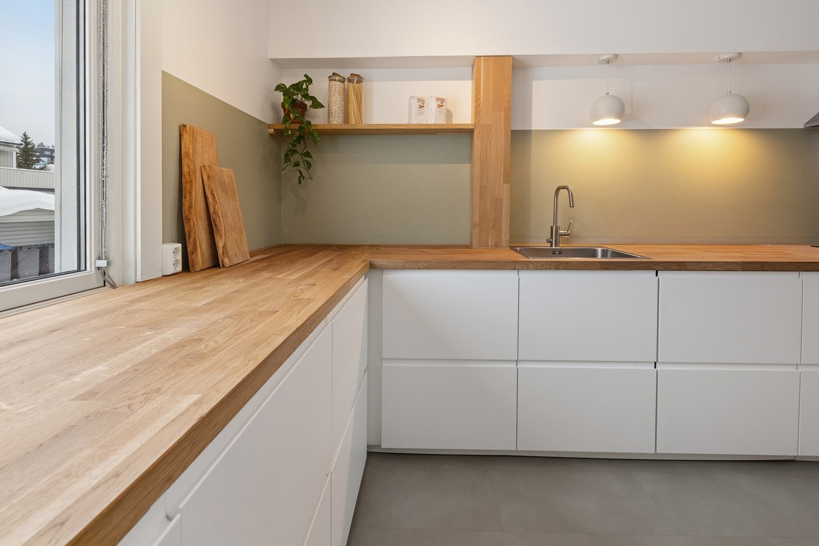 Kjøkkeninnredning har glatte fronter og heltre benkeplate. Galleribilde