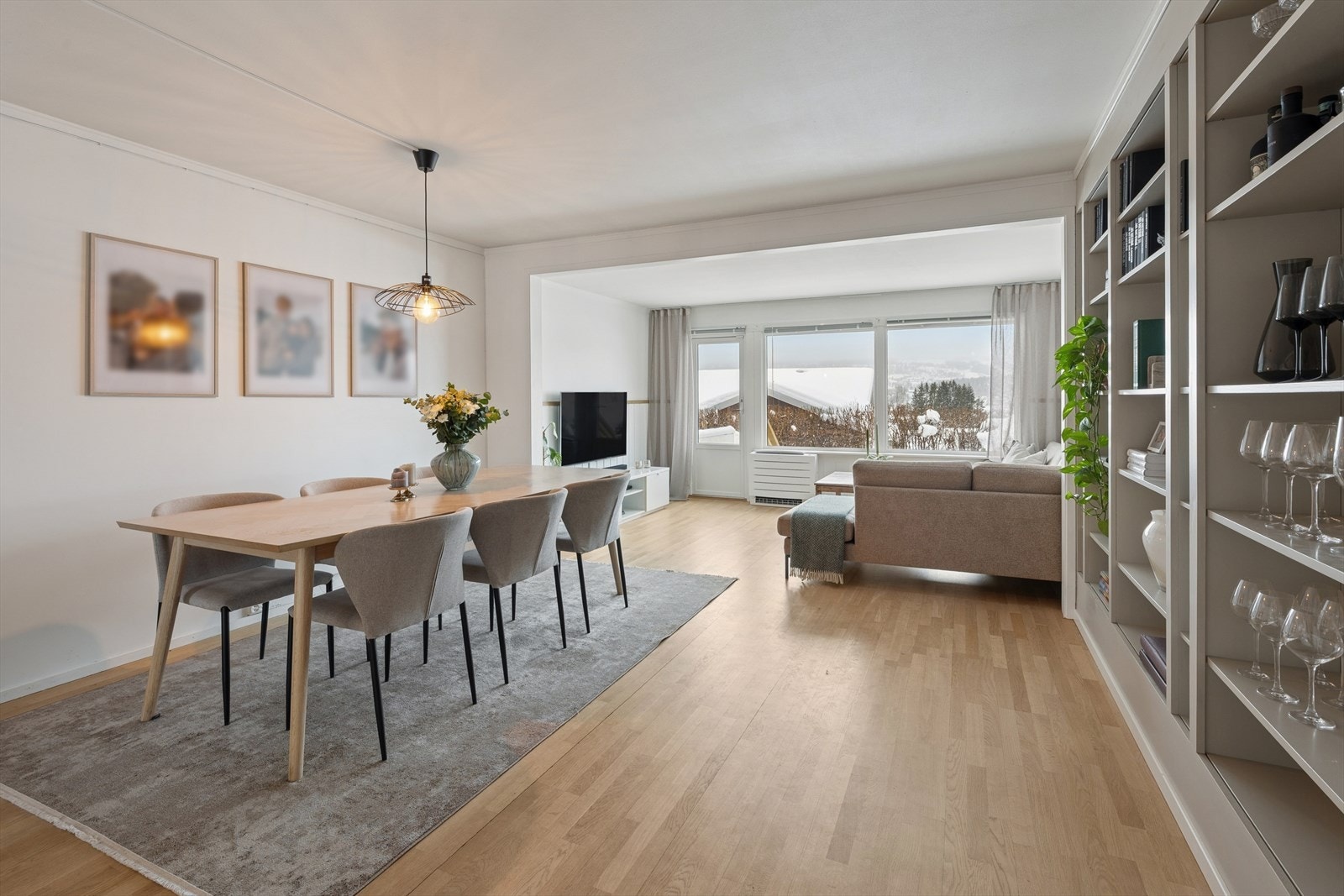 Stor og åpen stue som har godt med lysinnslipp. Galleribilde