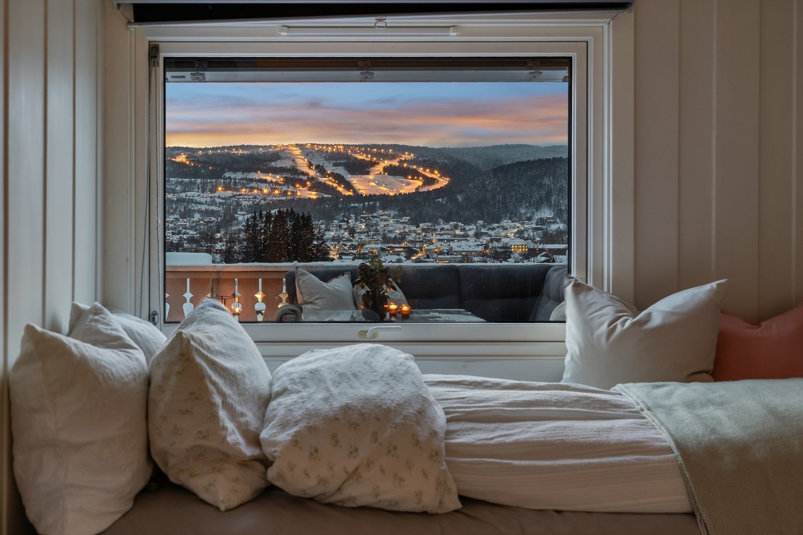 Fra soverommet kan du sovne til nydelig utsikt mot skisenteret. Galleribilde