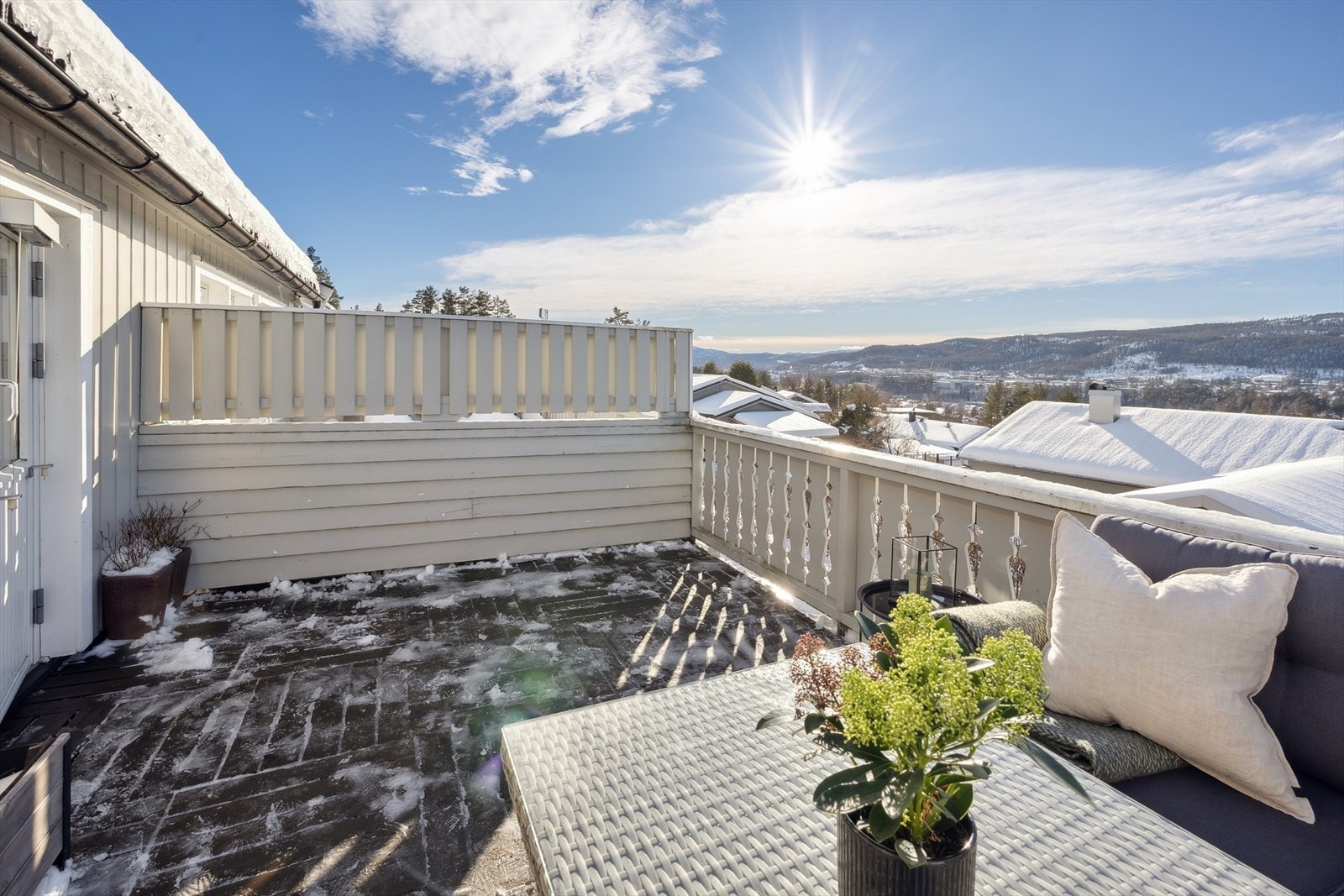 Nyt den romslige og herlige balkongen, med flott utsikt og rikelig plass til utemøbler. Galleribilde