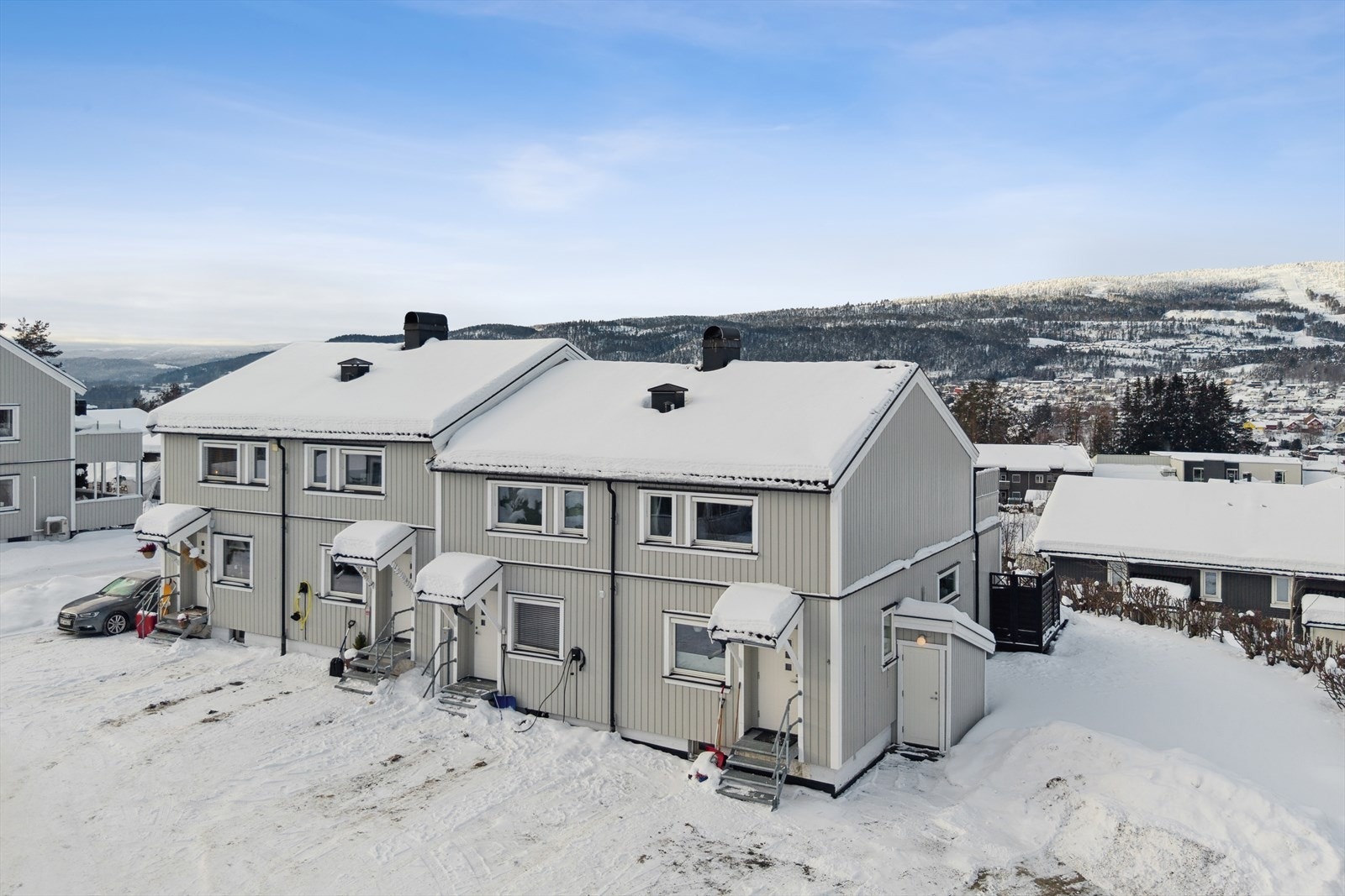 Flere av vinduene på boligen har utvendig solskjerming. Galleribilde