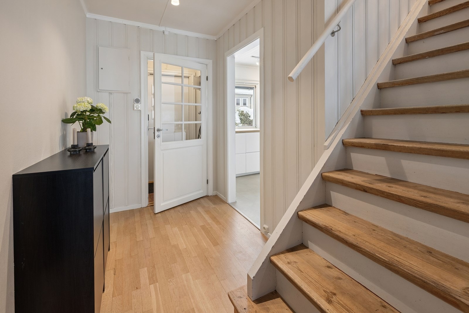 Lys og trivelig entrè med plass til kommode. Galleribilde