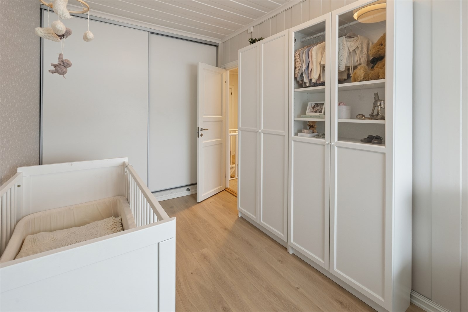 Soverommet har også skyvedørsgarderobe og plass til garderobeskap. Godt med lagring. Galleribilde