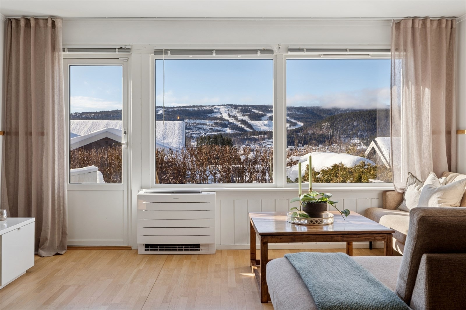 Nyt den vakre utsikten mot skisenteret fra stua. Galleribilde