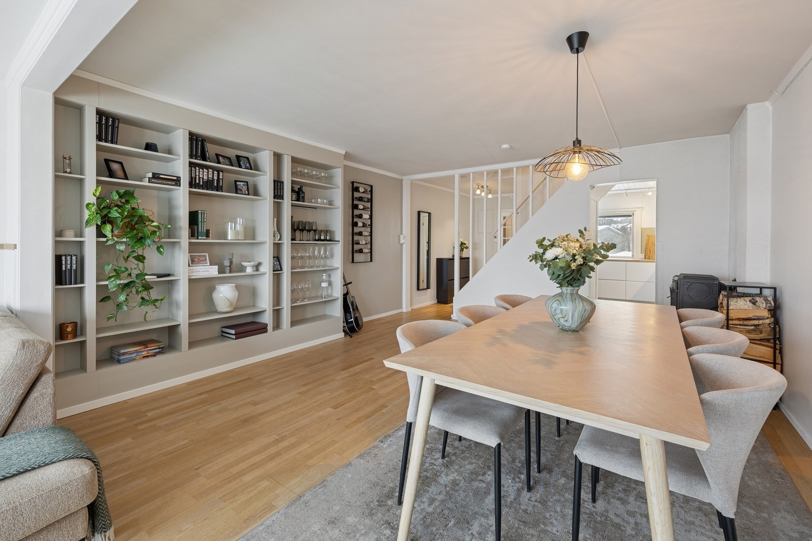 Velkommen inn til den lekre spisestuen med plassbygde hyller. Galleribilde