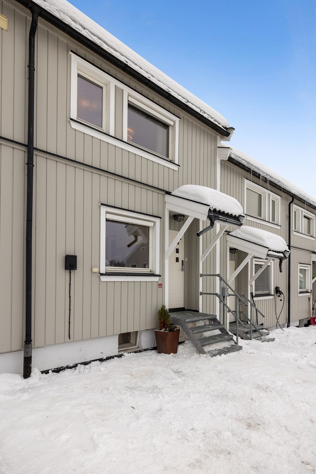 Praktisk adkomst til boligen med overbygd inngangsparti. Parkering m/elbil lader rett utenfor. Galleribilde