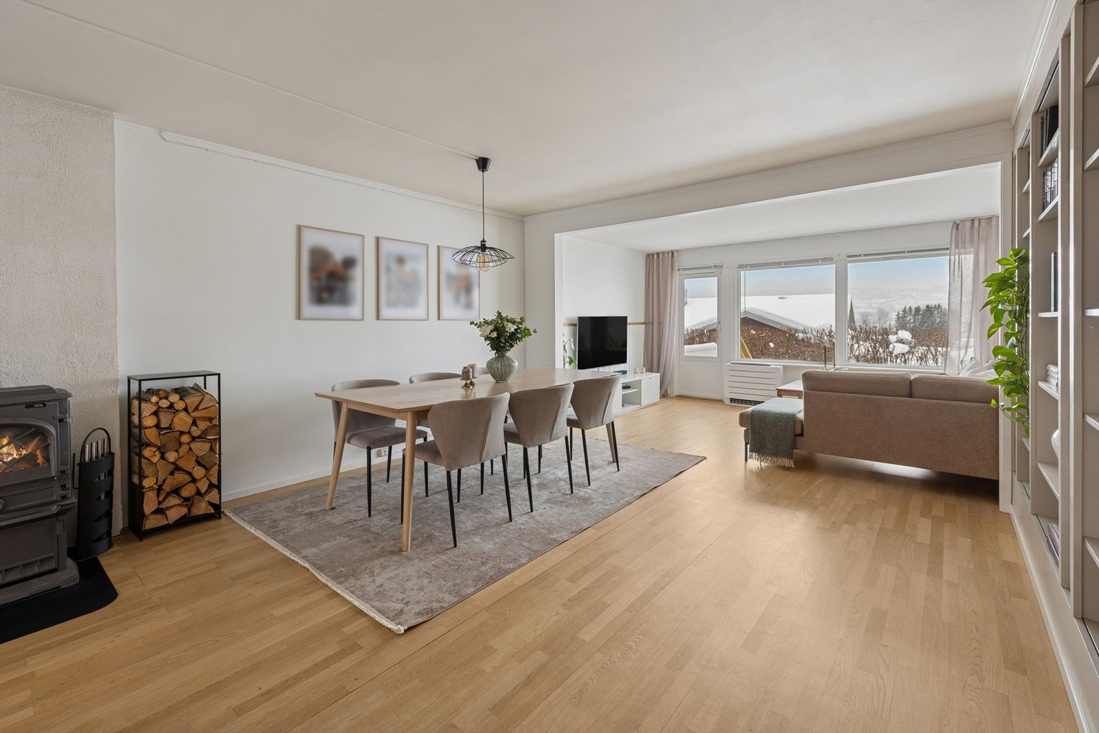 I stua har du både peisovn, panelovn og varmepumpe som varmekilder. Galleribilde