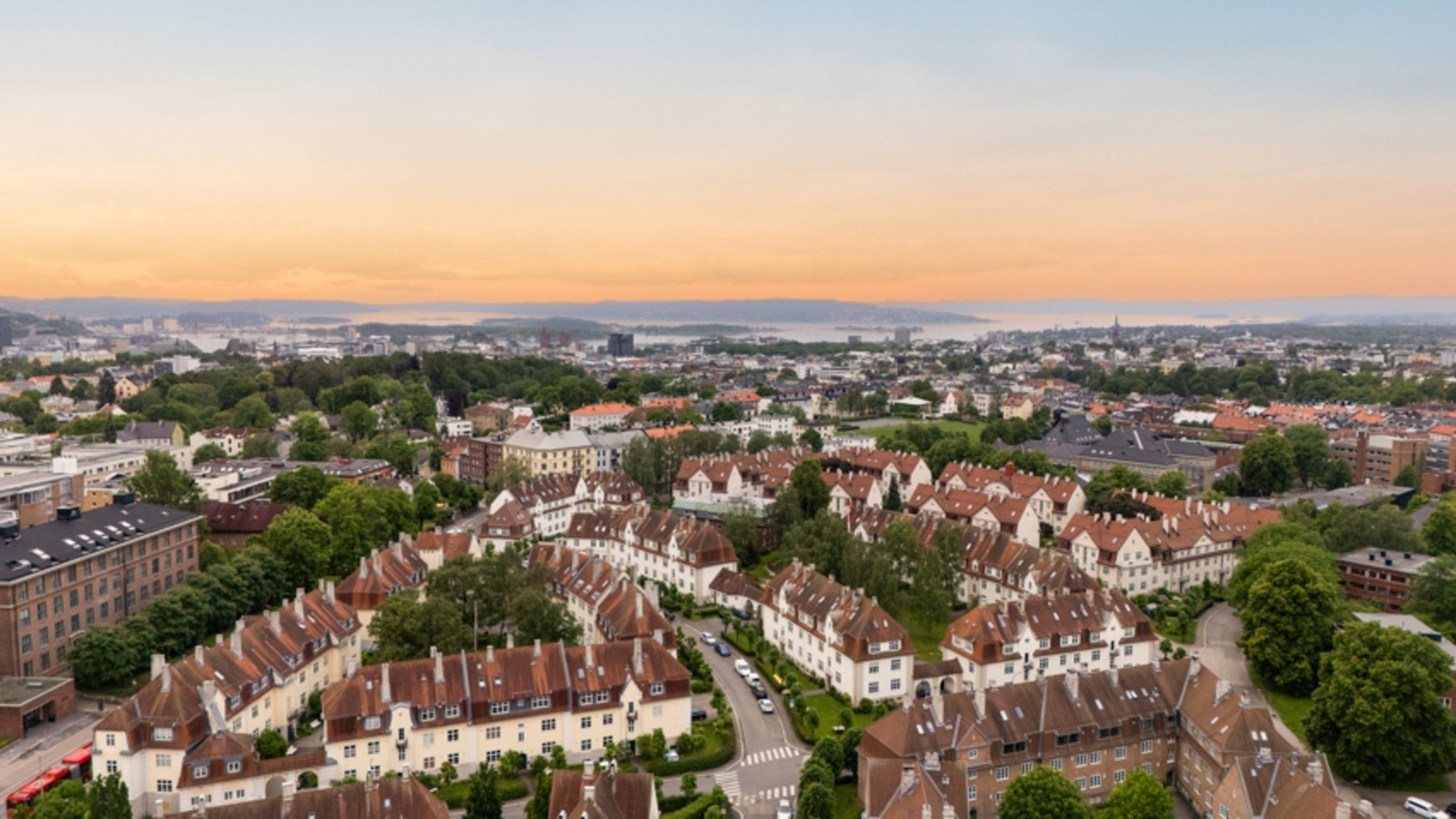 På Lindern lever du i grønne omgivelser, men med alt du kan drømme om av butikker, cafeer, barer og parker Galleribilde