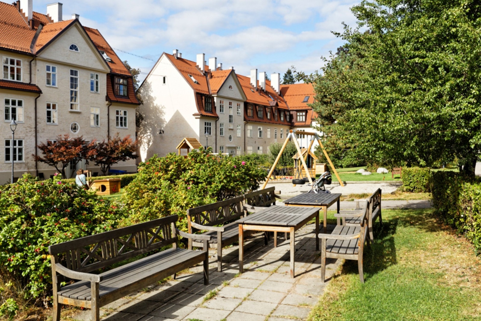 Her er det lekeplass og flere sittebenker med plass til både store og små Galleribilde