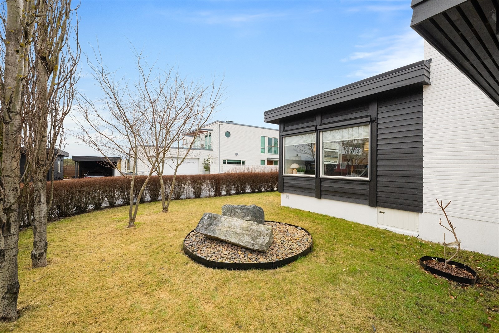 Pent opparbeidet tomt med gode solforhold. Ettertraktet og rolig område nær golfbanen. Galleribilde