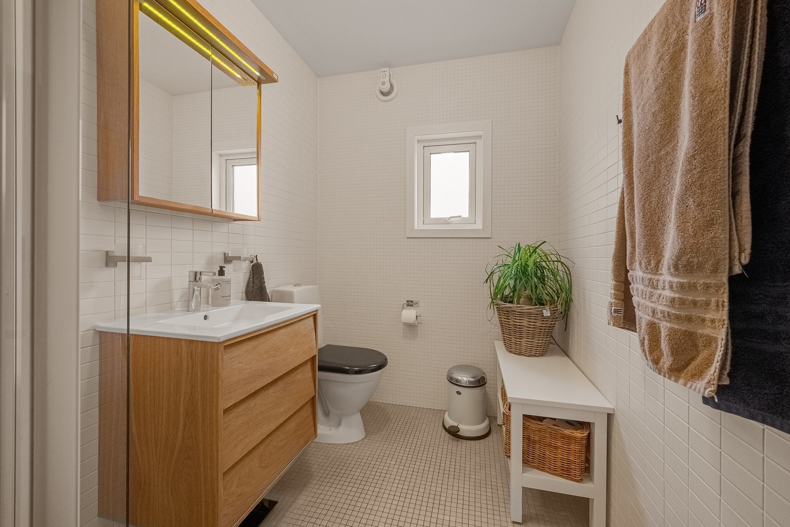 Bad er pent oppusset med mosaikkfliser fra Italienske Appiani, samt baderomsmøbel som er en reproduksjon fra -70 tallet. Galleribilde