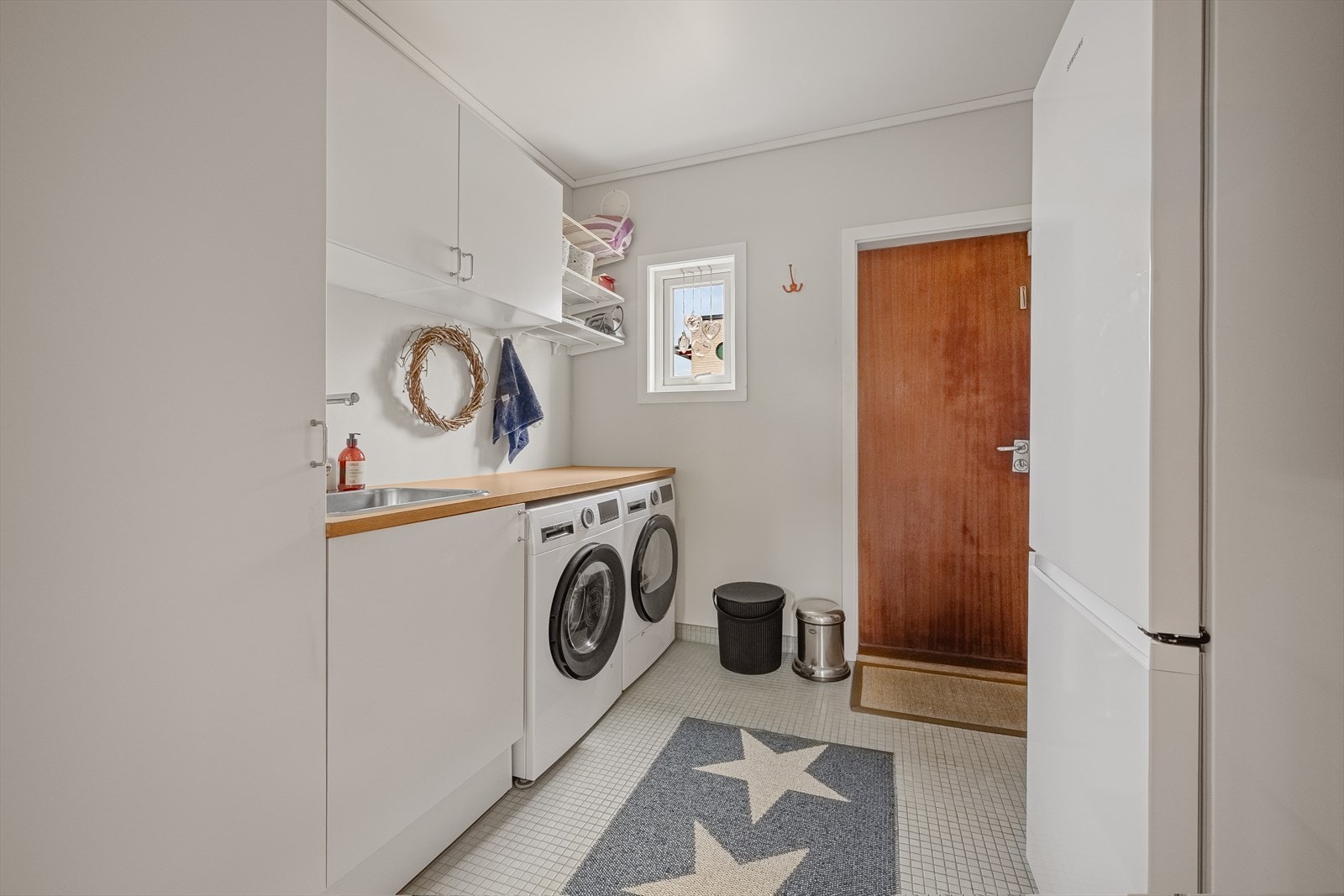 Praktisk vaskerom med biinngang Galleribilde
