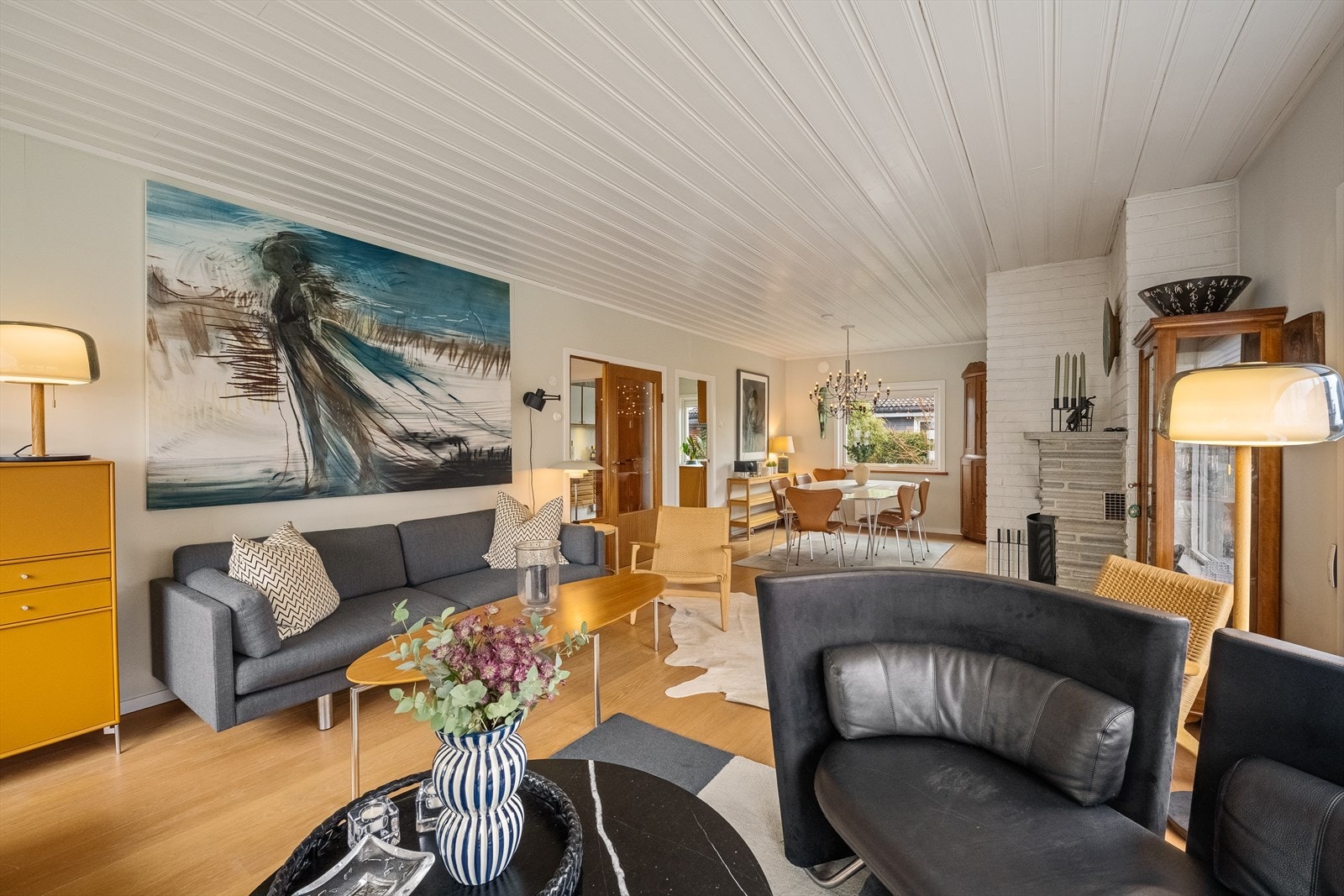 Flere originale detaljer som teakdører er tatt vare på og brukt i oppussingen Galleribilde