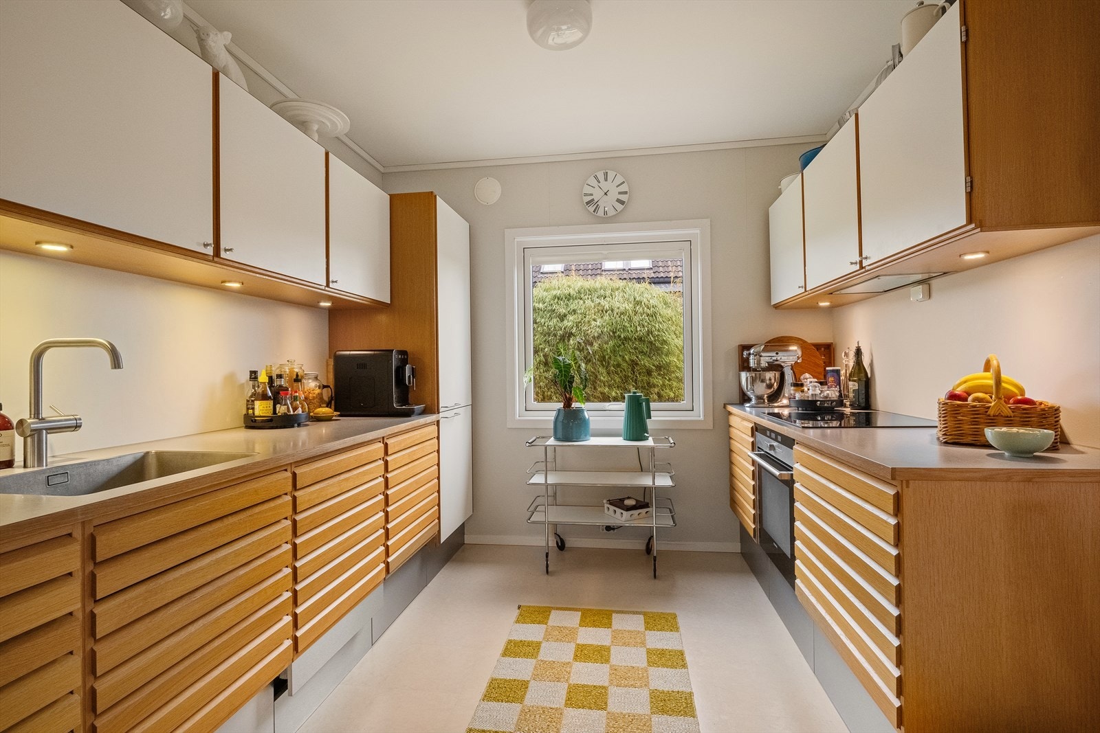 Delikat, tidløst kjøkken av typen Classic fra Uno Form - Dansk designkjøkken for den beviste. Classic er det opprinnelige kjøkkenet fra Uno Form med stram fremtoning og høy sokkel Galleribilde