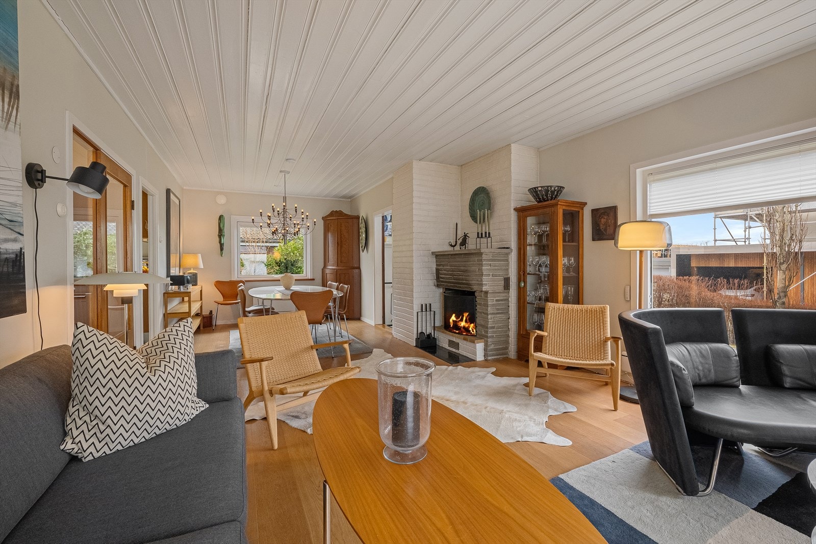 Det er gode vindusflater i stuen. Pent enstavs gulv. Galleribilde