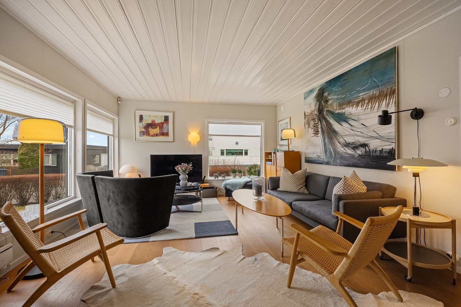 Lys, fin stue med flott peis og utgang til vinterhage Galleribilde