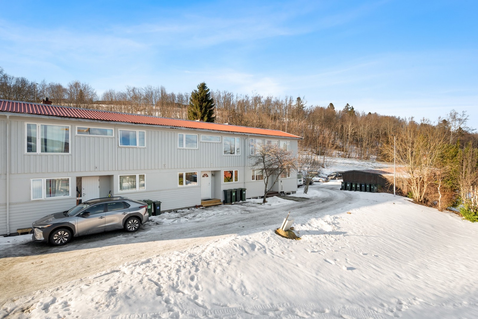 Boligen har også krypkjeller med adkomst fra underetasjen. Fasaden ble malt i 2020. Galleribilde