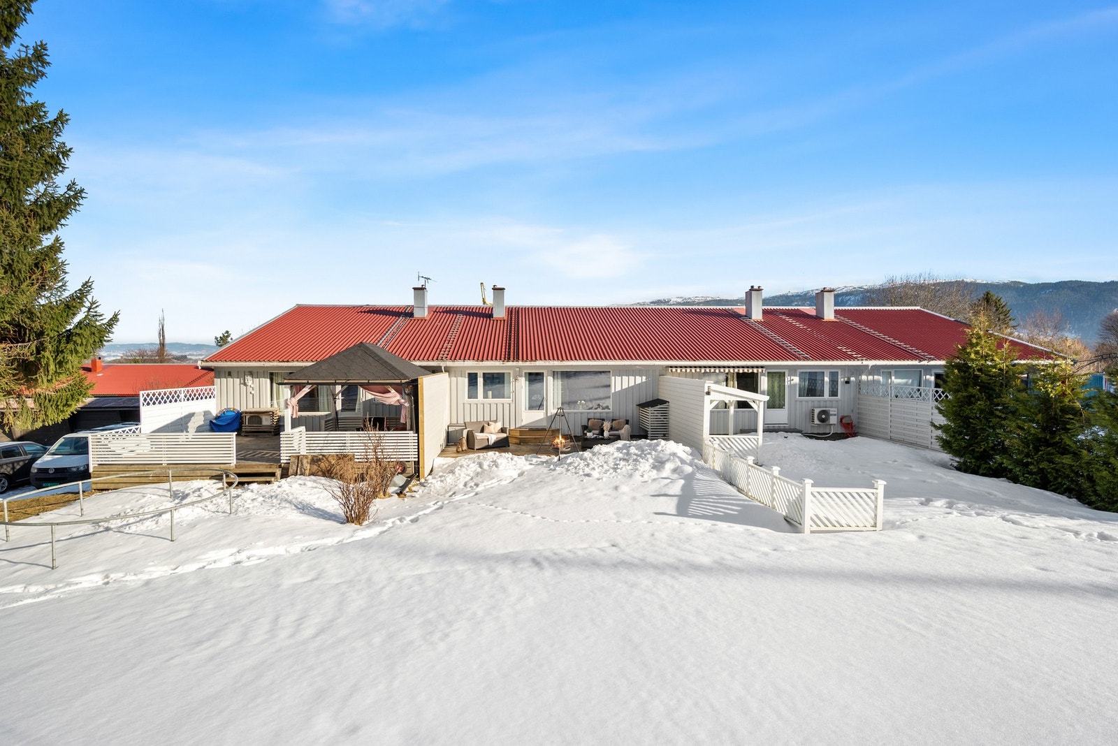 Boligen ligger i en av de øverste rekkene i feltet, og har skjermet uteområde, samt. godt med sol og utsikt. Galleribilde