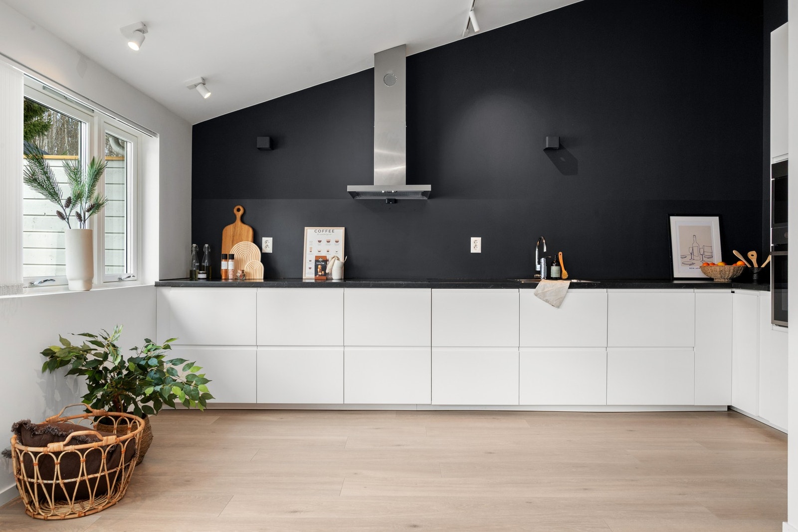 Kjøkkenet har en romslig innredning, med i hovedsak skuffeløsninger. Her er det også plass til å etablere kjøkkenøy ved ønske og behov. Galleribilde