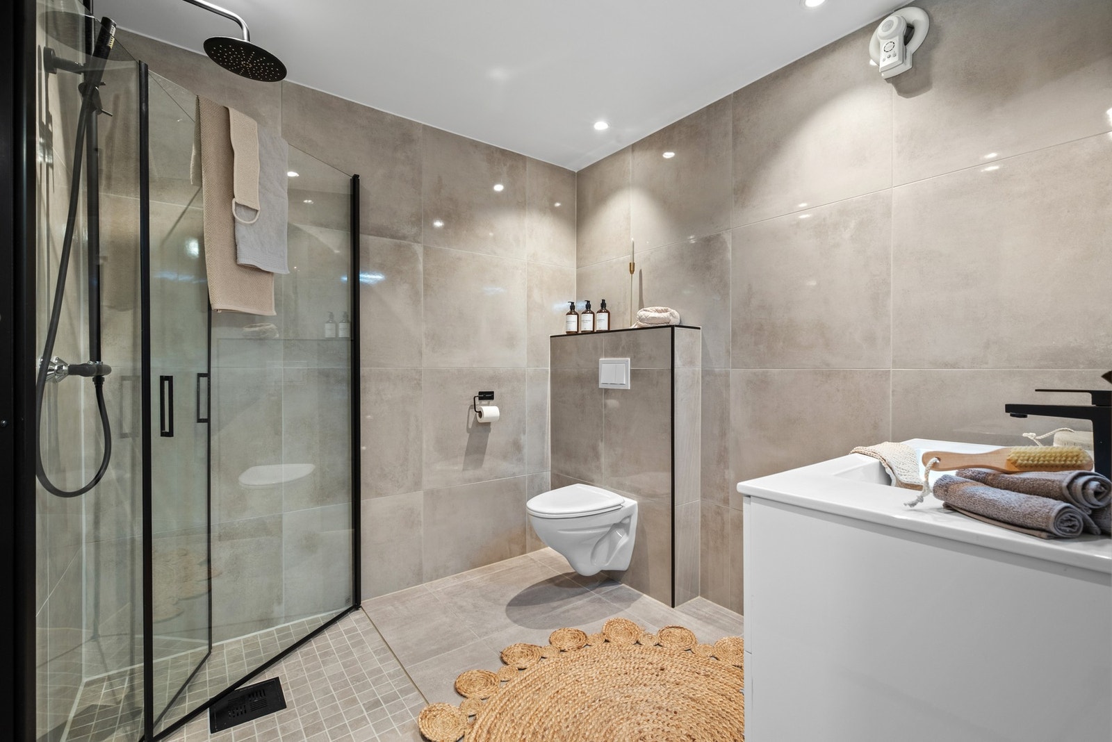 Badet ble renovert i 2020 med overflater i flis og downlights i tak. Galleribilde