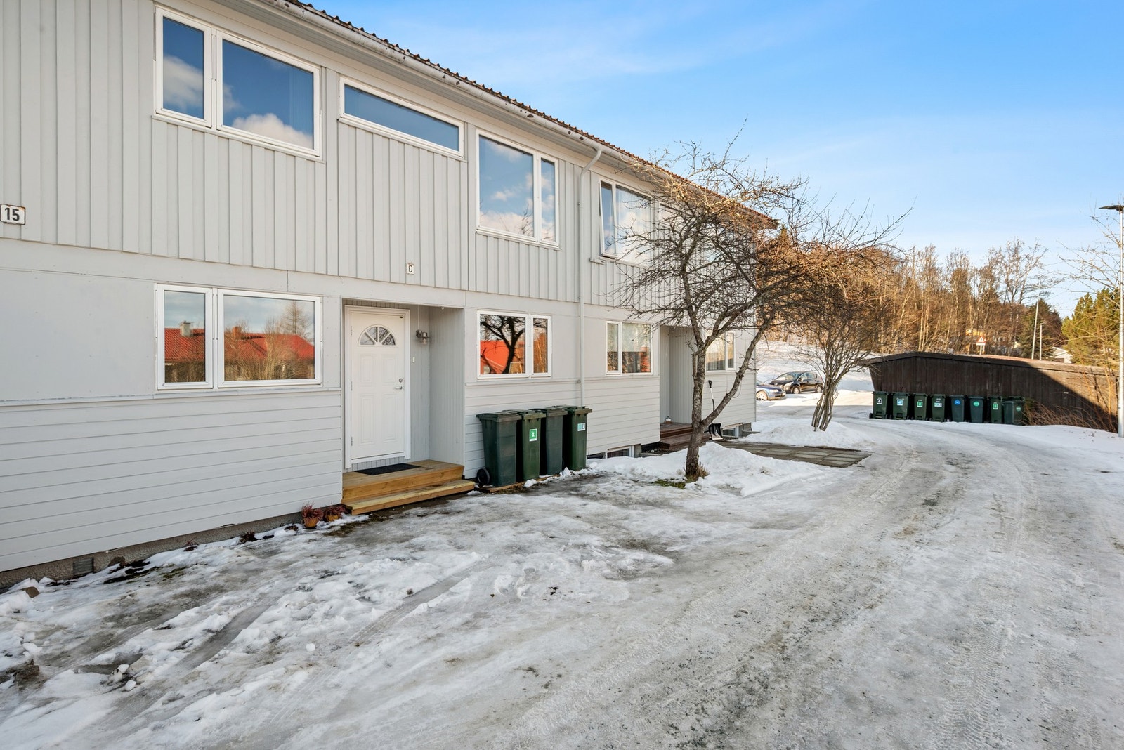 Boligen har egen garasje i felles rekke, samt. foran inngangsdør. Det er montert lader for el-bil. Galleribilde