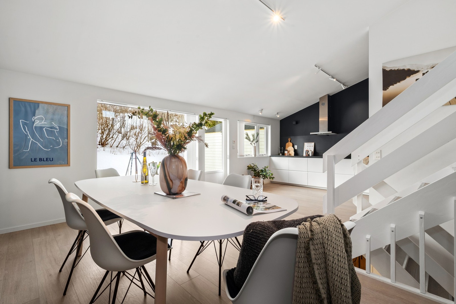 Her er det også utgang til terrasse og hage. Alle yttervegger samt. mot naboer er etterisolert. Galleribilde