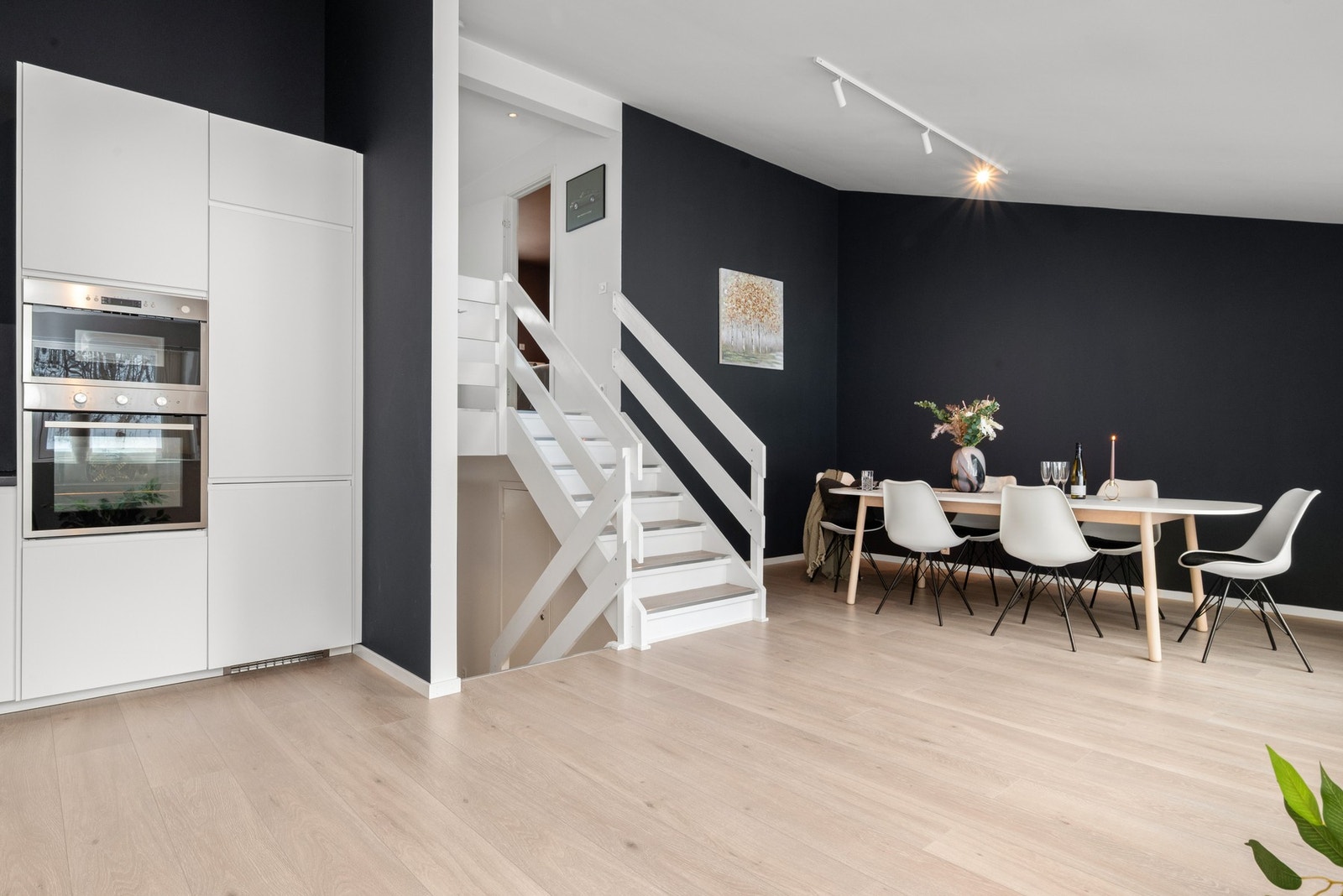 Kjøkken og spisestue er på ca. 32 kvm, med god plass til hele familien. Galleribilde