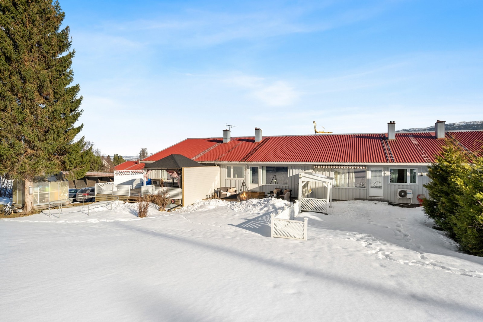 Fra Brekktrøa er det kort gangvei til kollektive forbindelser, samt. ca. 2 km til Melhus sentrum. Galleribilde