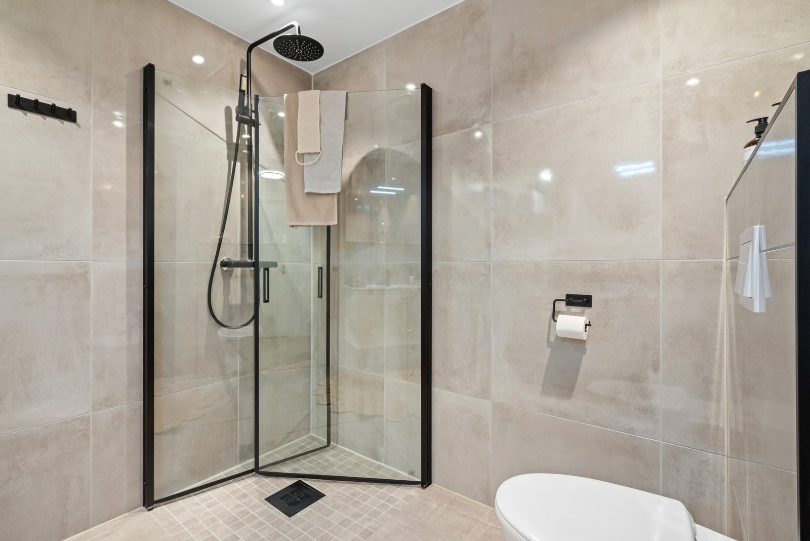 Badet inneholder innredning med servant, toalett, samt. dusjhjørne med praktiske innfellbare glassvegger. Galleribilde