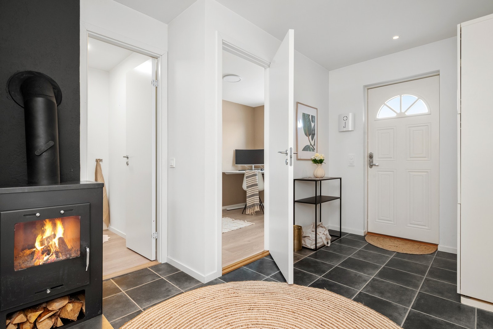 Boligen har etablert vedovn i 1. etg, samt. varmepumpe som gode oppvarmingskilder. Galleribilde