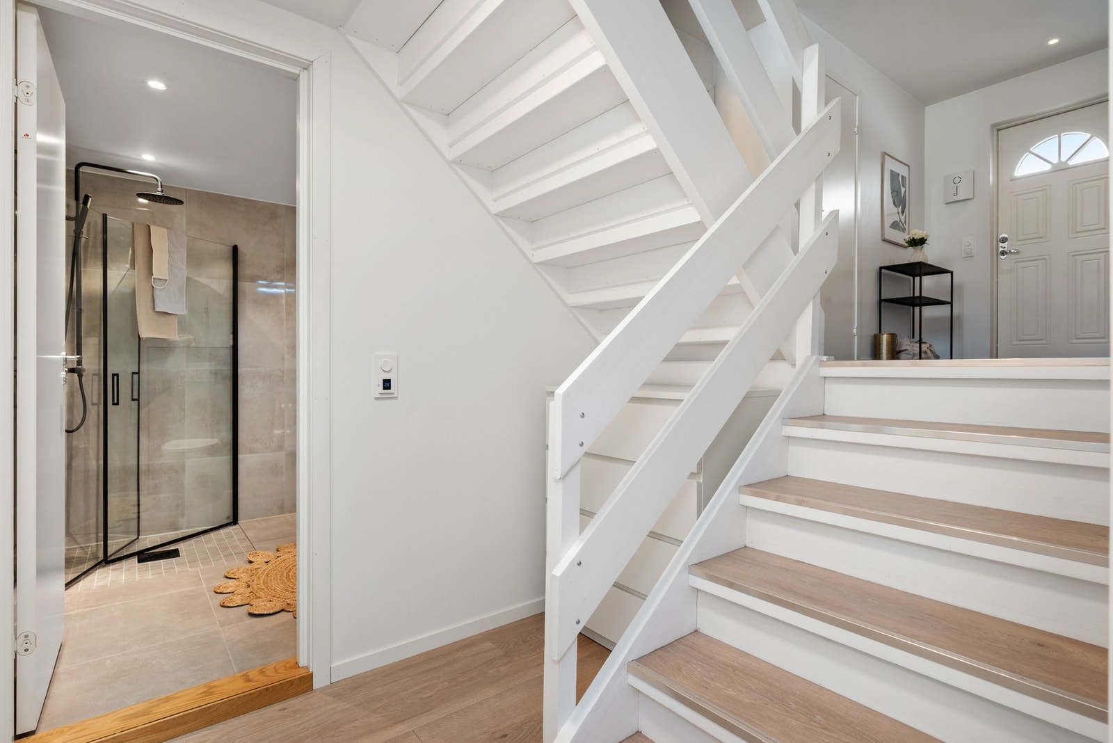 I underplan finner vi boligens baderom, vaskerom, samt. rikelig med bodareal. Galleribilde